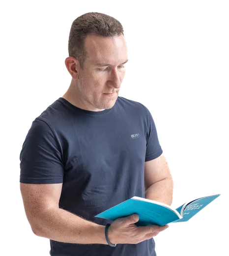Christian Barbosa lendo um livro